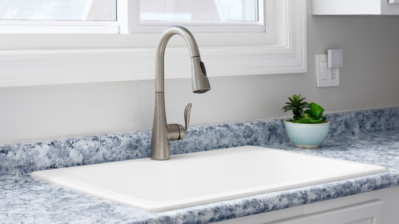 Bồn rửa nhà bếp với mặt bàn bọc nhựa vinyl