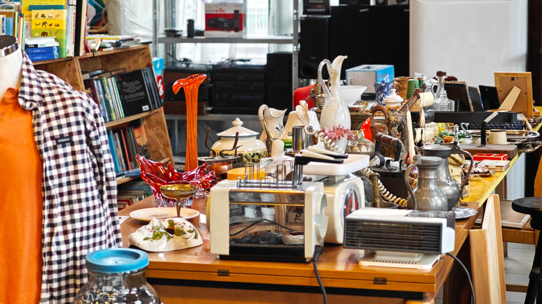 Một cửa hàng tiết kiệm với lối trang trí và công nghệ cổ điển