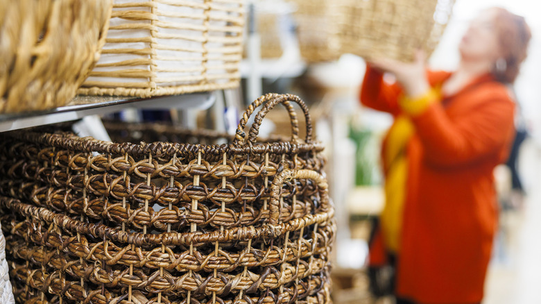 Giỏ đan bằng liễu gai màu vàng và xanh