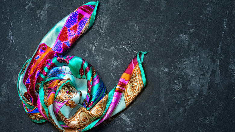 Chiếc khăn tay sáng màu trên quầy đá cẩm thạch