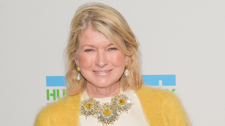 Martha Stewart mỉm cười trong chiếc áo len màu vàng