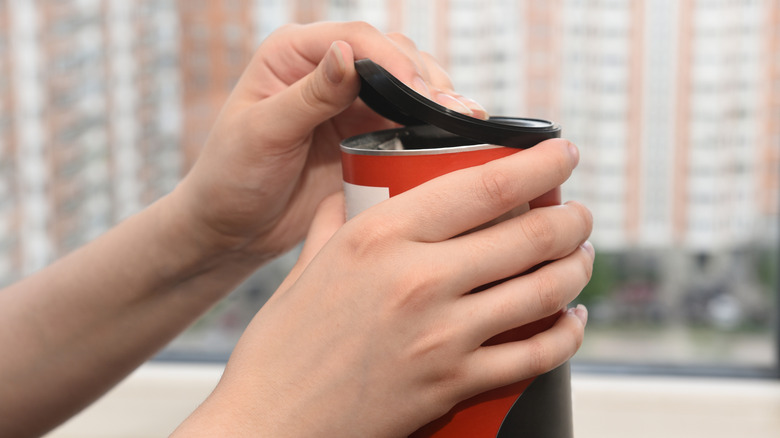 người mở nắp lọ thực phẩm