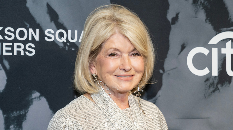 Martha Stewart mỉm cười trước ống kính trong sự kiện.