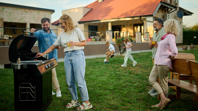 Gia đình nướng thịt và tận hưởng sân sau của họ