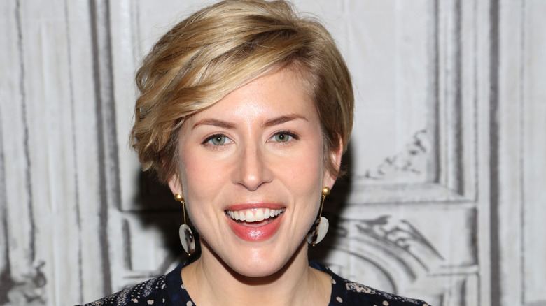 Erin Napier mỉm cười trước ống kính