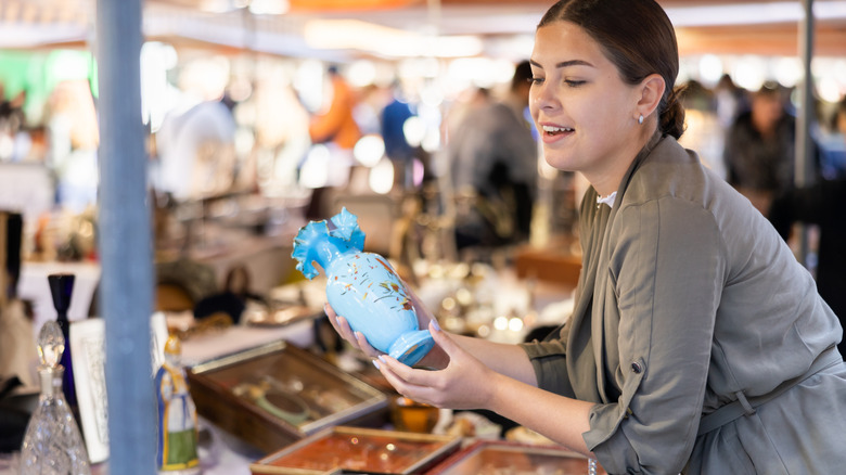 Người phụ nữ với chiếc bình màu xanh.