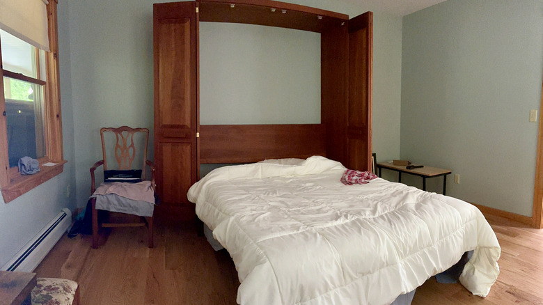 Gấp giường với ga trải giường màu trắng