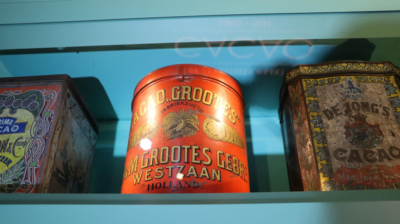 Ba lon cổ điển trên kệ