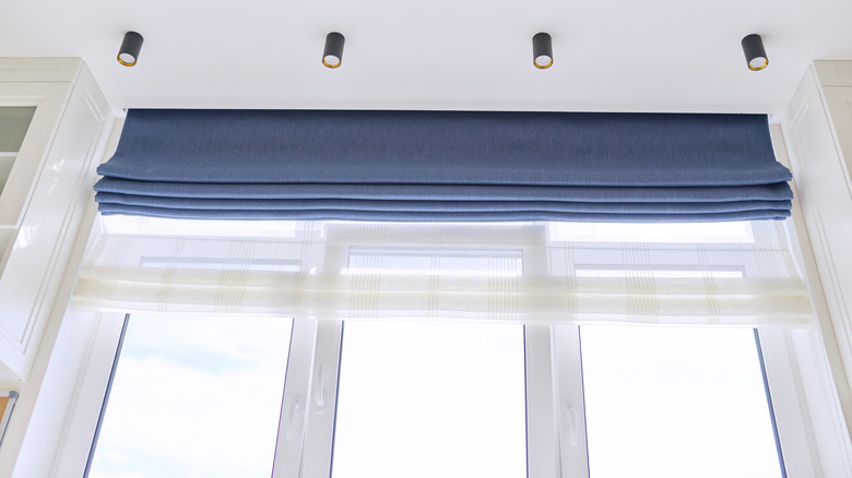 Hai lớp rèm kiểu La Mã kéo lên trên đầu cửa sổ hoặc cửa ra vào