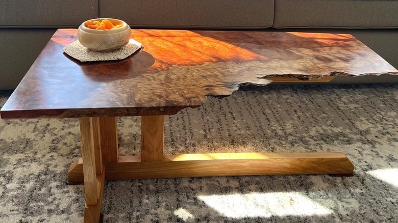 Một chiếc bát bằng gỗ được làm từ gỗ cứng hỗn hợp với lớp sơn shellac