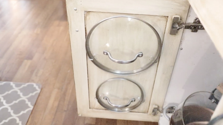 Bảo quản nắp nồi ở phía sau cửa tủ