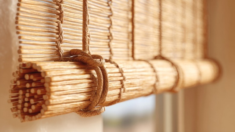 Rèm cuốn tre lắp đặt trên cửa có cửa sổ kính lớn