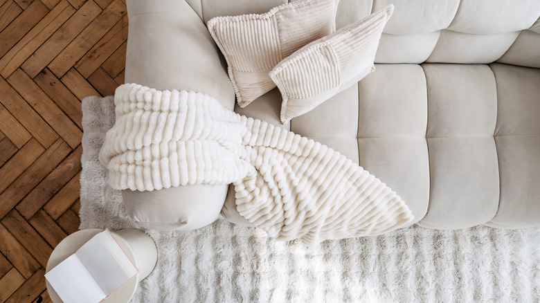 Tấm chăn ấm áp trải trên ghế sofa