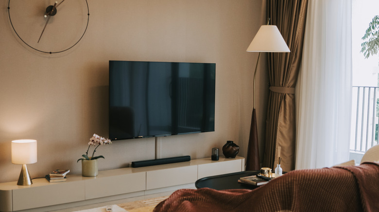 TV treo tường trong phòng khách tối giản có vỏ bọc dây