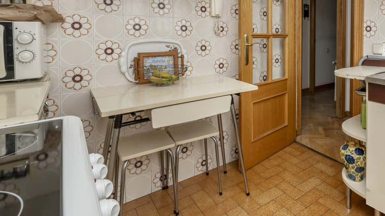 Bộ bàn ghế Formica màu be trong ngôi nhà cổ điển