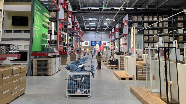 Sàn kho bên trong IKEA