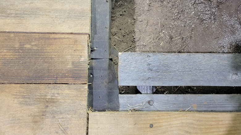 Cả 3 lớp của hệ thống sàn pallet: gỗ thông, giấy nhựa đường và pallet