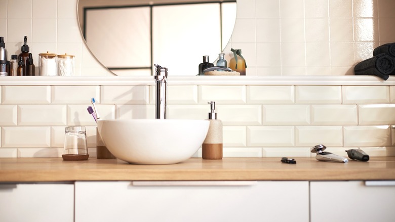 Bồn rửa và quầy tắm hiện đại với nhiều thiết bị và phụ kiện chải chuốt khác nhau