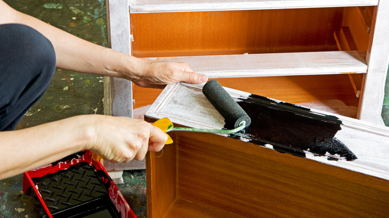 Người đang sơn ngăn kéo tủ quần áo