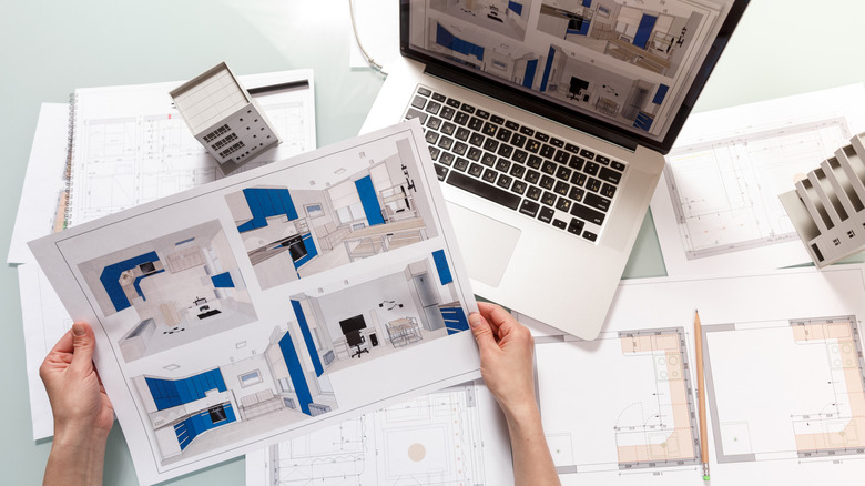 Một nhà thiết kế nội thất đang thực hiện các thiết kế nhà bếp