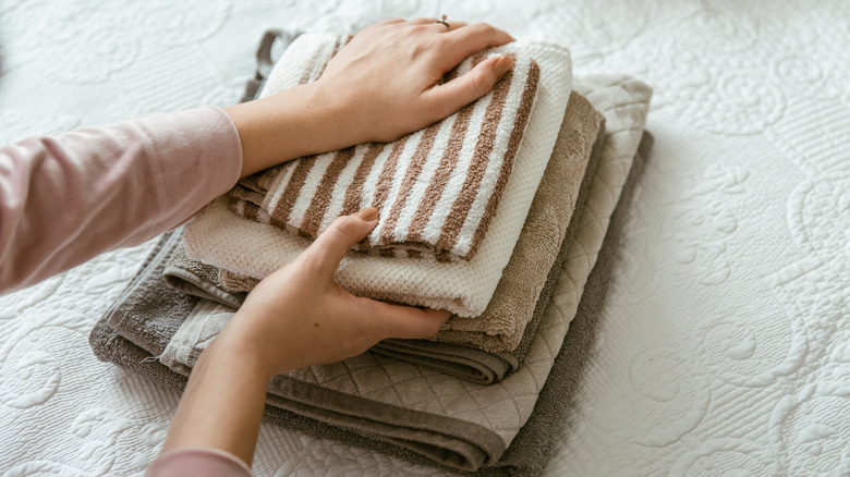 Người xếp những chiếc khăn nâu gấp lại