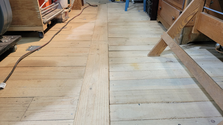 Sàn gỗ thông được xây dựng trên các pallet gỗ 5x10 nổi