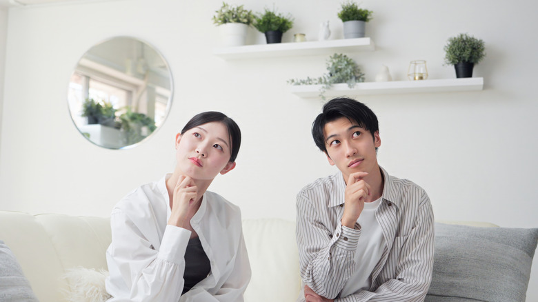 Cặp đôi cùng nhau suy nghĩ cách trang trí phòng khách