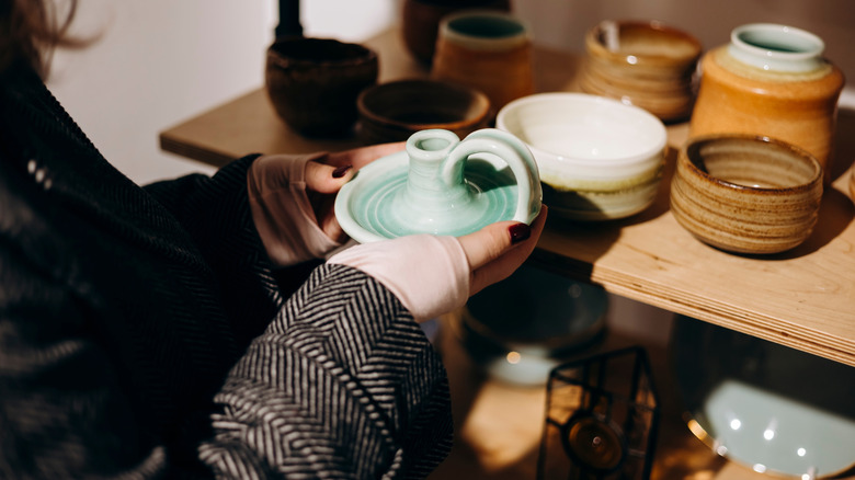 Người phụ nữ nhặt chân nến cũ ở cửa hàng