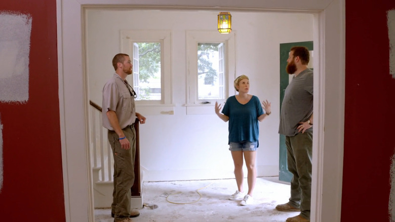 Erin và Ben Napier thảo luận về việc cải tạo cửa sổ phòng ngủ