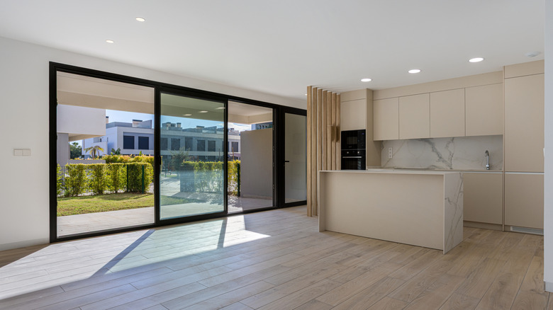 Nhà bếp với cửa kính trượt màu đen hiện đại nhìn ra bên ngoài