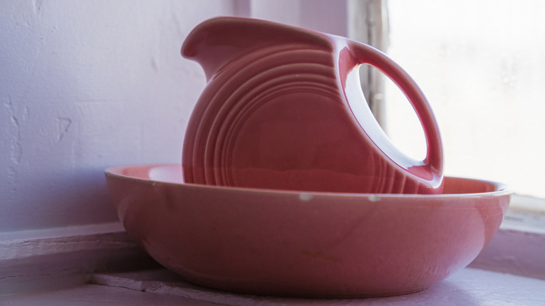 bình và bát Fiestaware cổ điển