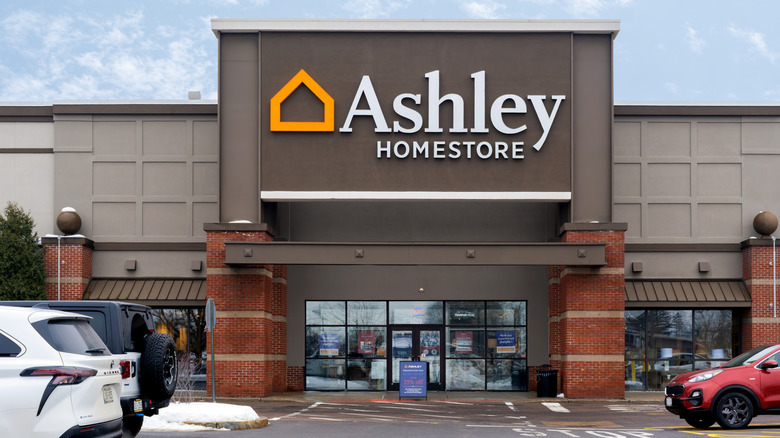 Hình ảnh bên ngoài của cửa hàng Ashley HomeStore.