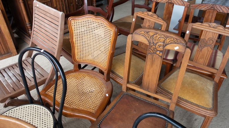 Những chiếc ghế đan bằng liễu gai và lưng tựa kiểu cổ điển tại một cửa hàng tiết kiệm