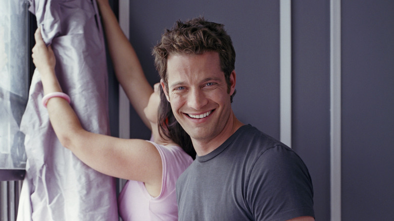 Nate Berkus mỉm cười bên cửa sổ