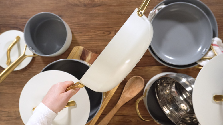 Người phân loại nồi, chảo
