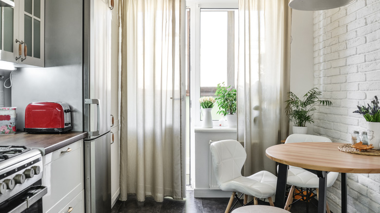 Nhà bếp chật chội với nội thất phong cách Scandinavia và quầy bếp bừa bộn