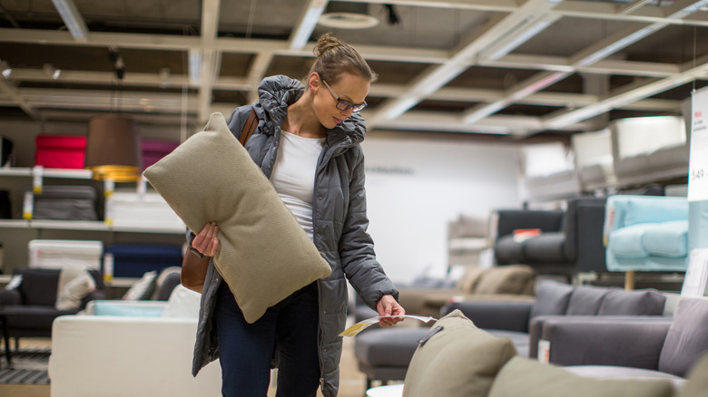 Người phụ nữ đang mua đồ nội thất tại IKEA