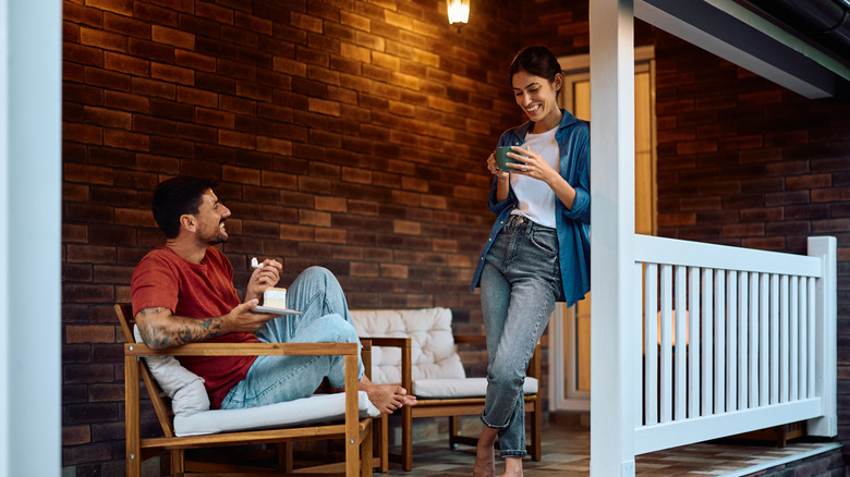 Cặp đôi ngồi ngoài trời vào buổi tối