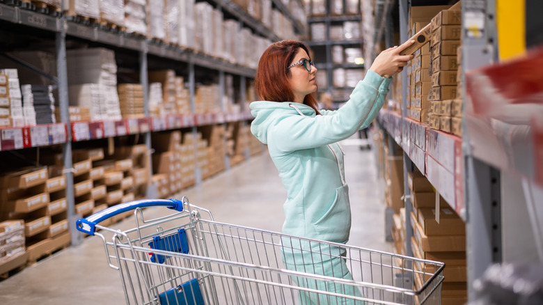Một người đang kéo chiếc hộp ra khỏi kệ ở IKEA