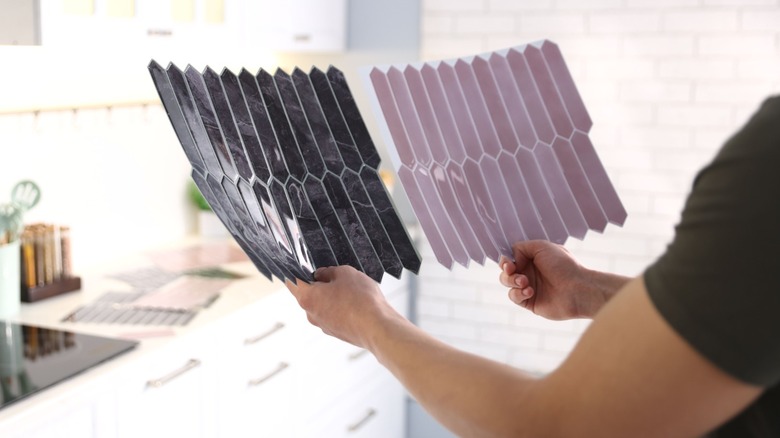 Người so sánh hai màu gạch lát nền nhà bếp