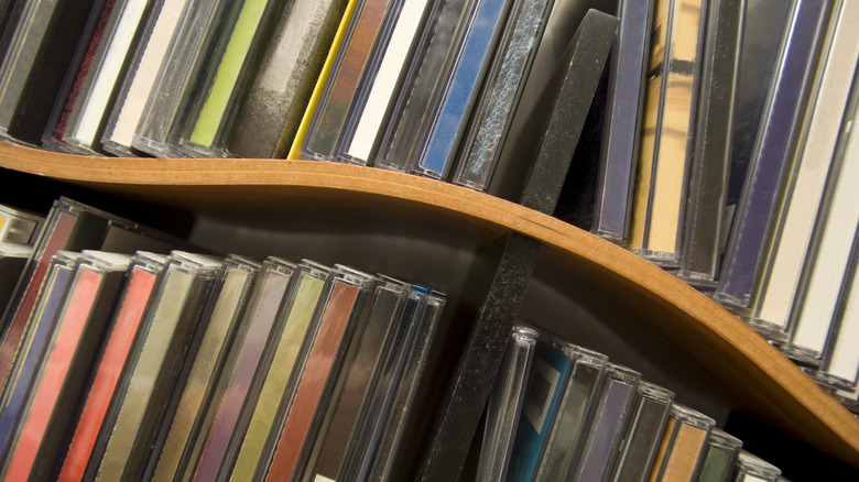 Cận cảnh những chiếc đĩa CD trên kệ