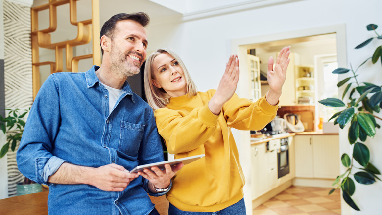Hai người thảo luận về thiết kế của một căn phòng