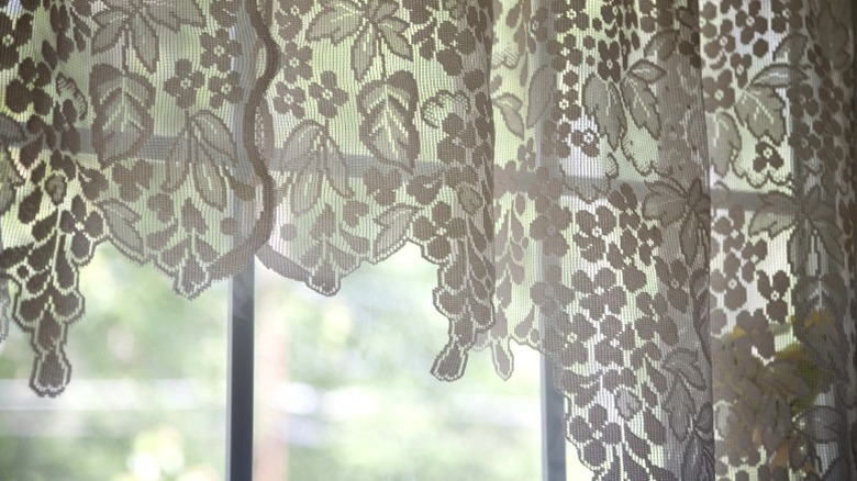 Rèm ren họa tiết hoa trước cửa sổ bếp