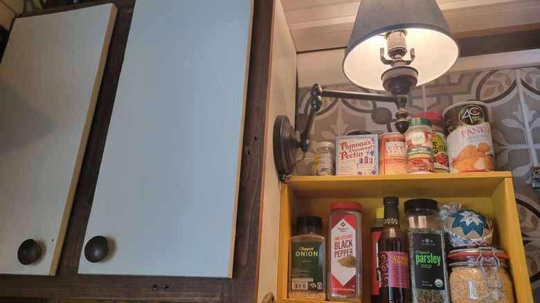 Giá đựng gia vị DIY và đèn chiếu sáng bổ sung chức năng cho tủ bếp có tủ sách tiết kiệm