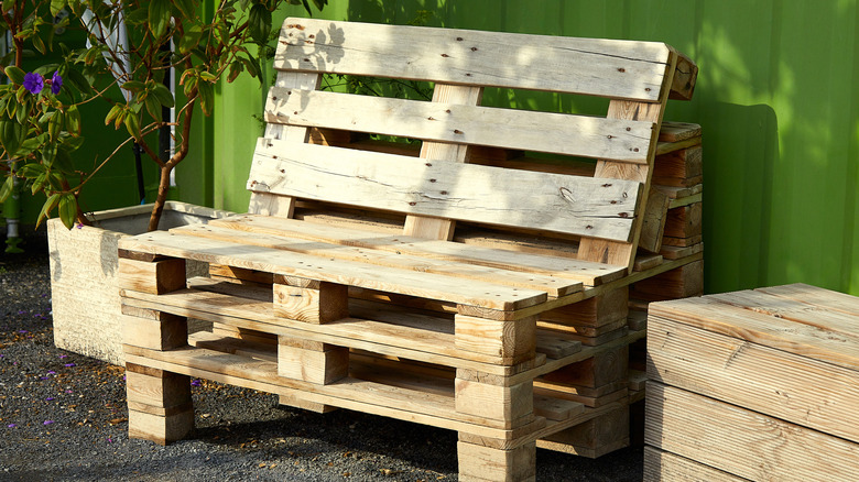 băng ghế pallet ngồi bên ngoài