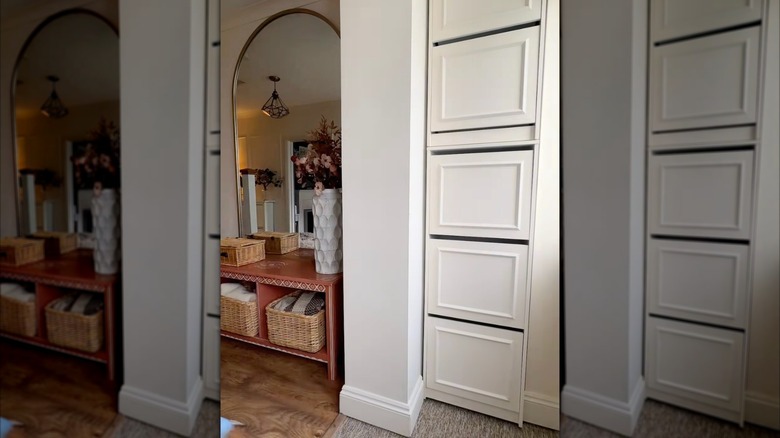 Tủ giày IKEA BISSA xếp chồng lên nhau để tạo ra giải pháp lưu trữ tích hợp từ sàn đến trần tùy chỉnh