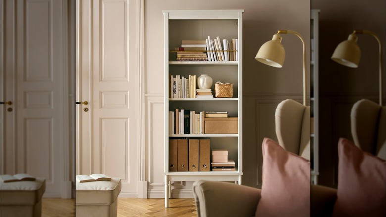 Tủ sách IKEA FÄRJKARL trong phòng khách màu trung tính trầm lặng