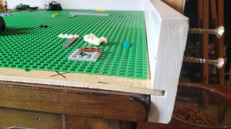 Chi tiết thể hiện chất liệu mộc của bàn Lego