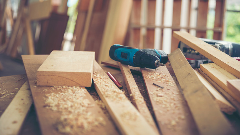 Bộ sưu tập các mảnh gỗ phế liệu sẵn sàng cho một dự án DIY