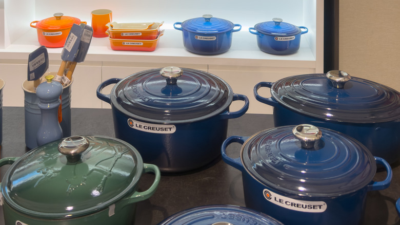 Chậu Le Creuset màu xanh lá cây và xanh dương